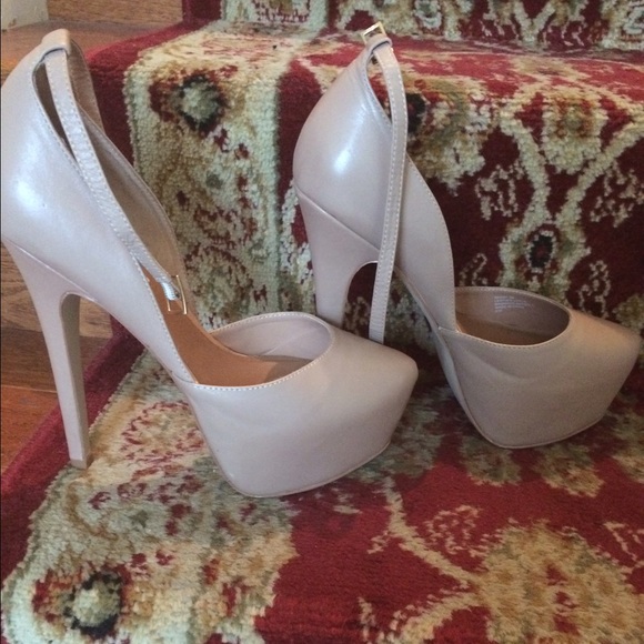 Steve Madden Shoes - Steve Madden nude platform pumps heel