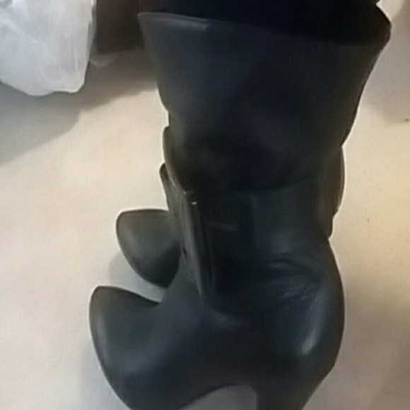 Bootie Excelent Condition - image 3