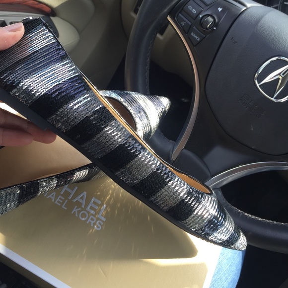 Gorgeous MK sequence flats - Picture 3 of 4