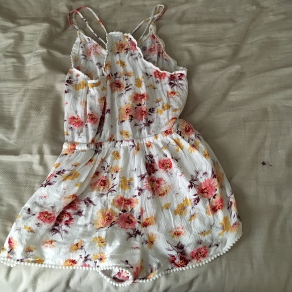 🔴SOLD🔴Floral Romper - Picture 2 of 2