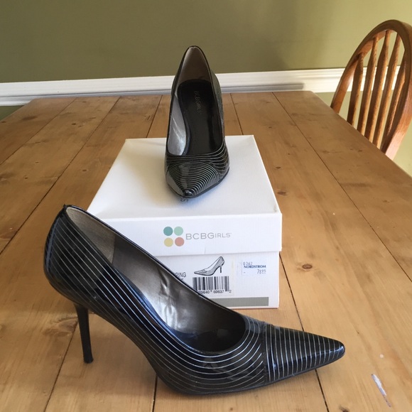 BCBG BLACK WITH SILVER PIPING PATENT HEEL