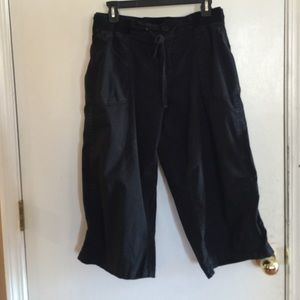 💕REDUCED💕Torrid Low rise black capris size 18