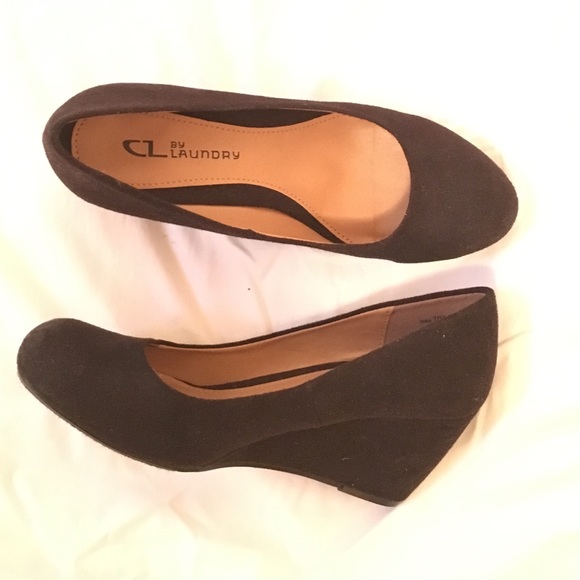 Chinese Laundry Nima Suede Wedge Pump - Size 7