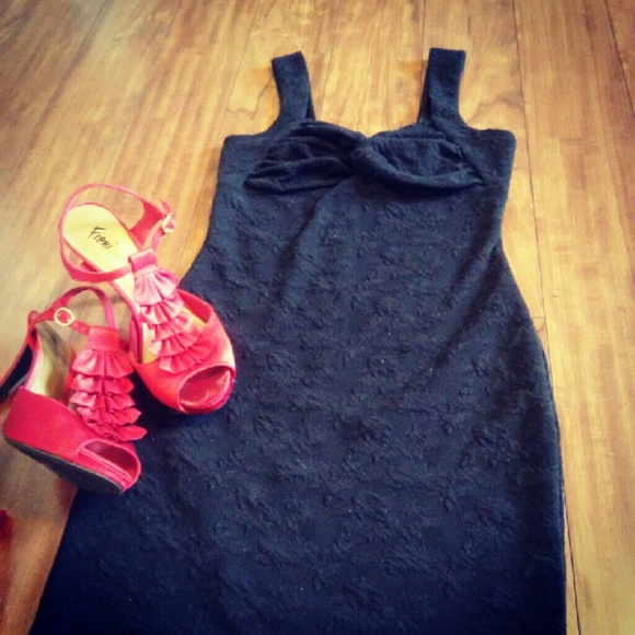 Black dress - Picture 3 of 4