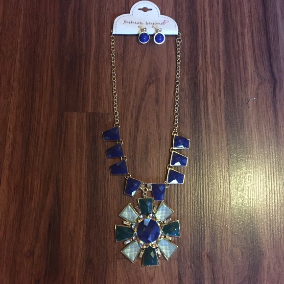 ☘Flower Drop Statement Necklace Set☘ - Picture 2 of 4