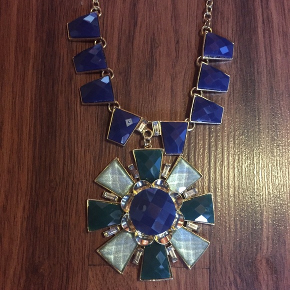 ☘Flower Drop Statement Necklace Set☘ - Picture 3 of 4