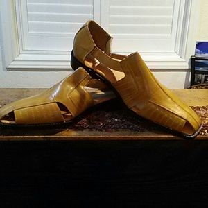 Men shoes with a free tie when purchased