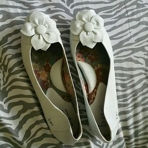 Off white b.o.c flats