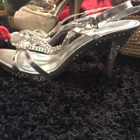 Silver heels! - Picture 1 of 2