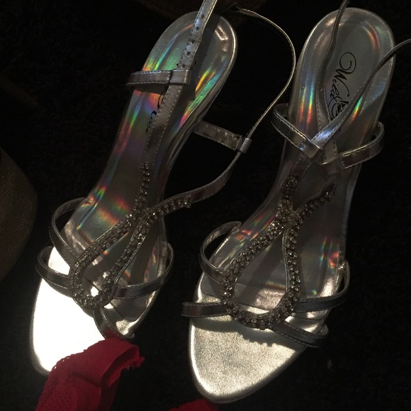 Silver heels! - Picture 2 of 2