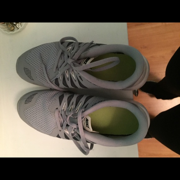Nike free tennis shoes