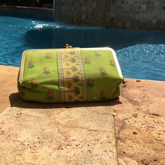 CLOSET CLOSED FOR SUMMER - Picture 2 of 4