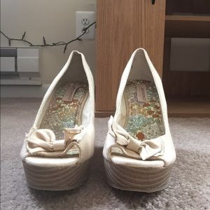 Cream colored American Rag open toe wedges 9 1/2