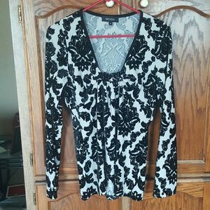 KAREN KANE Med black and white blouse