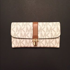 SOLD OUT NWT Michael Kors Charlton Flip Wallet