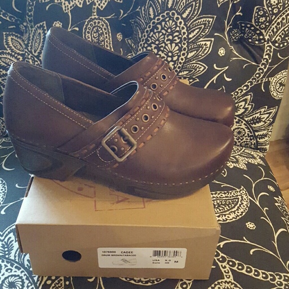 Brand new Sofit brown leather clogs