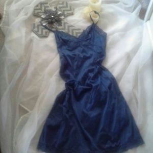 Sz 32F, metric size 80, Vassarette, navy blue slip