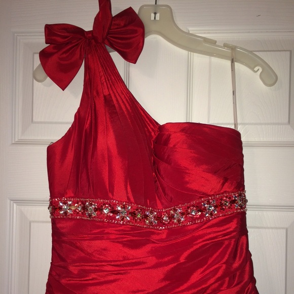 Red over the shoulder prom dress - Picture 2 of 2