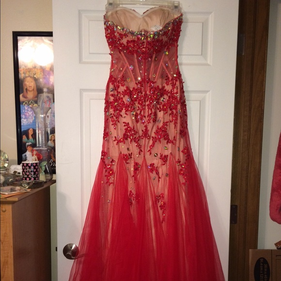 Red sparkly prom dress - Picture 2 of 4