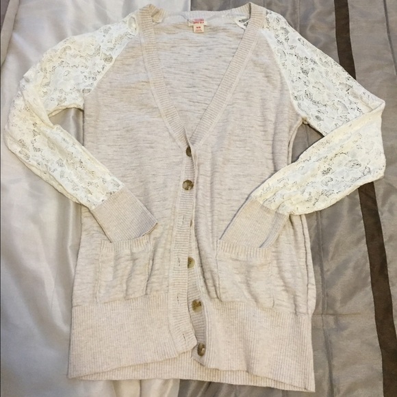 Laced sleeved cardigan.