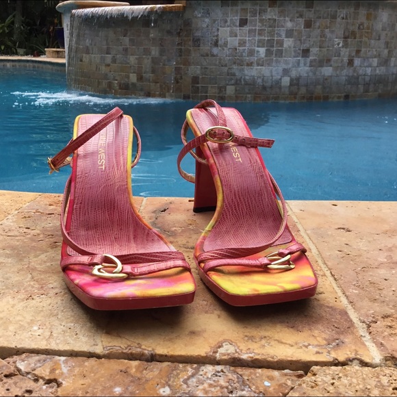 CLOSET CLOSED FOR SUMMER - Picture 1 of 3