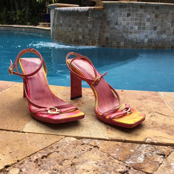 CLOSET CLOSED FOR SUMMER - Picture 2 of 3