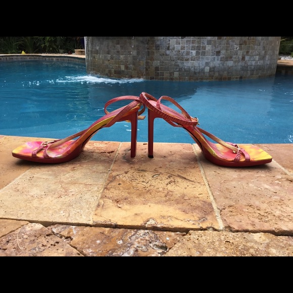 CLOSET CLOSED FOR SUMMER - Picture 3 of 3