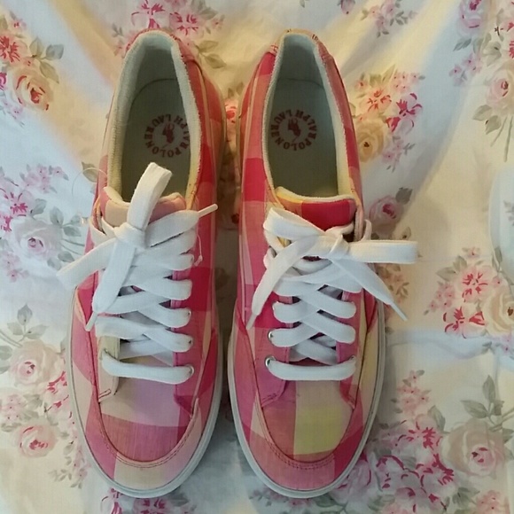 Tennis shoes