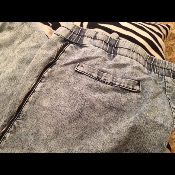 Denim capris with zip sides