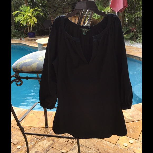 CLOSET CLOSED FOR SUMMER - Picture 2 of 3