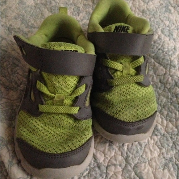 Toddler boy girl unisex Nike size 9 shoes
