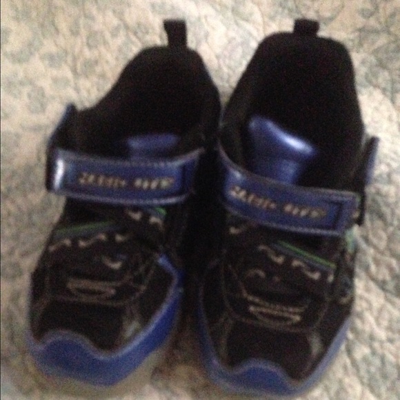 Boys toddler size 9 Skechers light up shoes