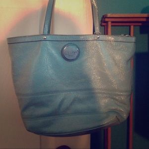 Super cute coach purse, great color for spring!