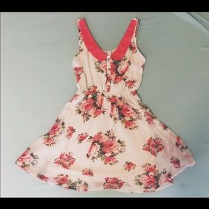 Adorable floral collared dress💗🌷