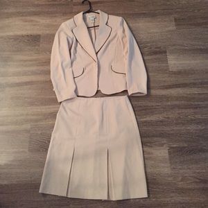Skirt suit