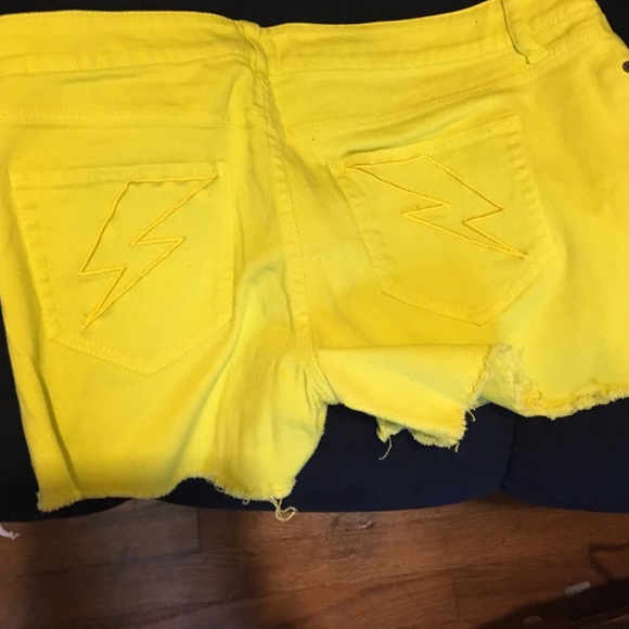 Spring shorts - Picture 2 of 2
