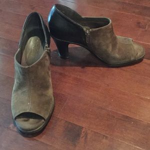Aerosoles chocolate brown ankle boots size 7.