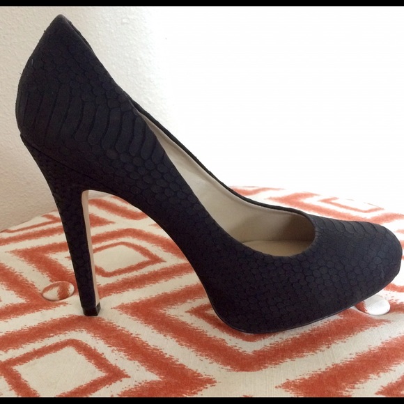 Sexy Black closed toed pumps