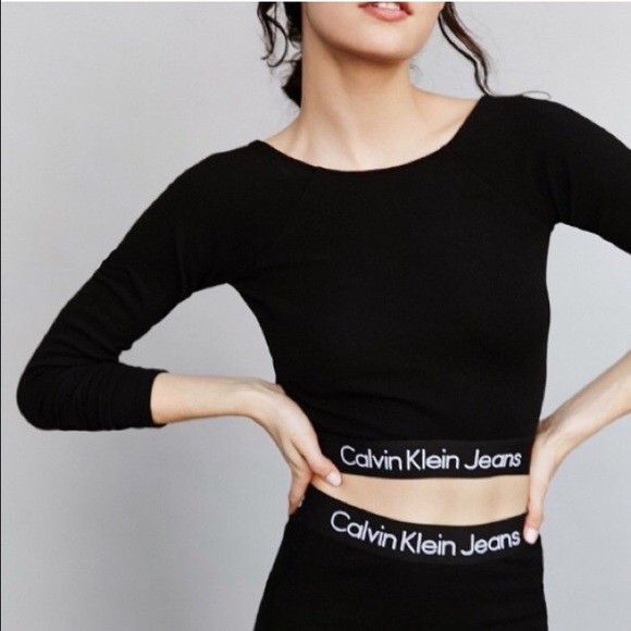 UO black long sleeve crop top