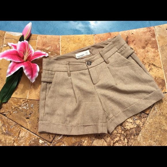 CLOSET CLOSED FOR SUMMER - Picture 1 of 3