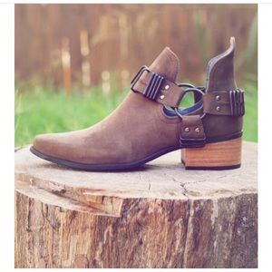 Grey City Willa boots seen on SADIE ROBERTSON