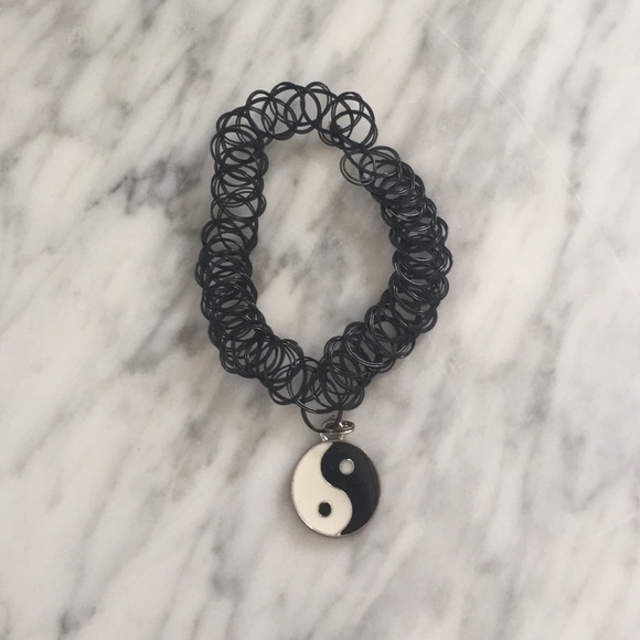 Choker with ying yang sign