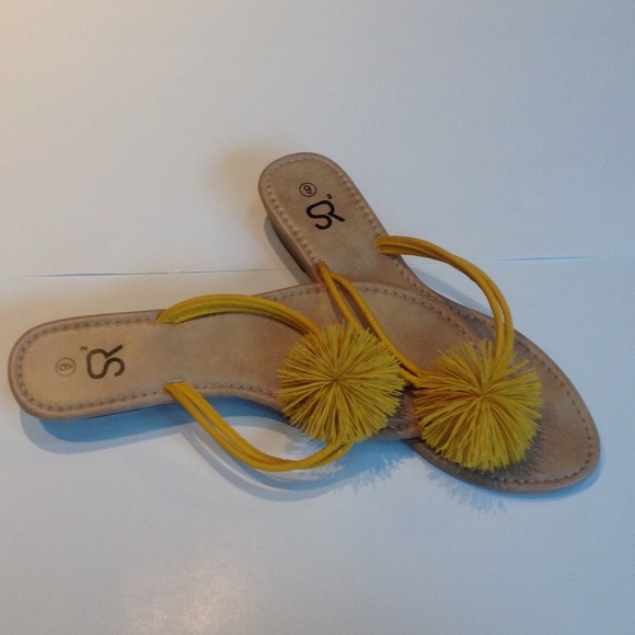 Boutique Shoes - Yellow rubber pom-pom thong flip-flops