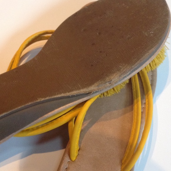 Yellow rubber pom-pom thong flip-flops - Picture 4 of 4