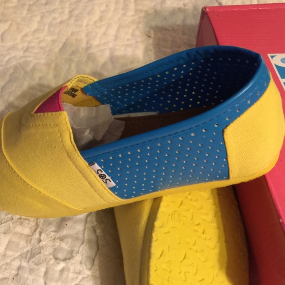 Yellow flats🌻 - Picture 3 of 4