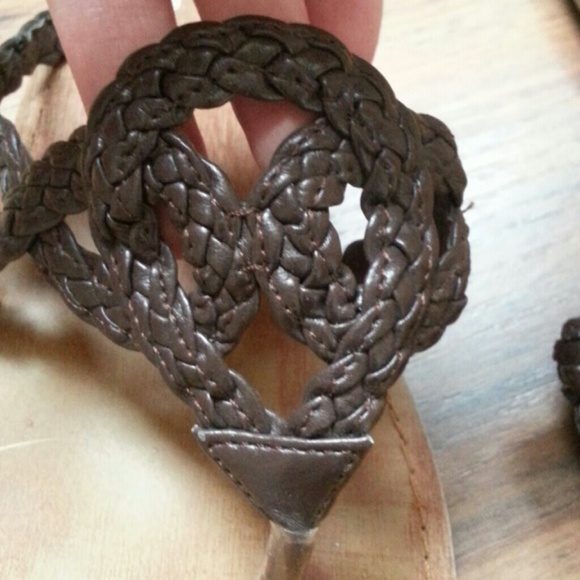 •Lightly Used Flip Flops• - Picture 2 of 3