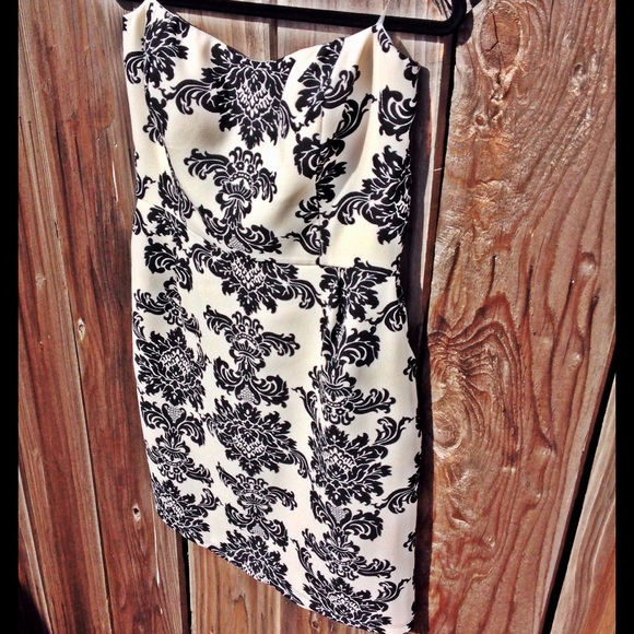 Dresses & Skirts - ✨Host Pick✨ Strapless Dress