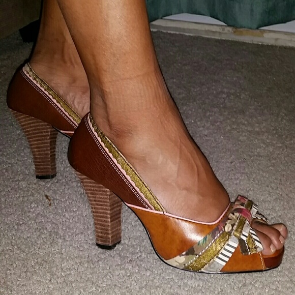 Peep toe pump...great condition!
