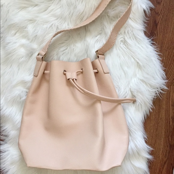 Nude bucket bag