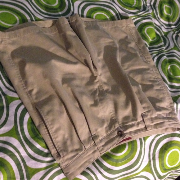 Men's Eddie Bauer khaki shorts size 34